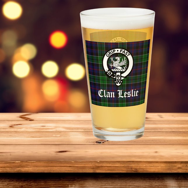 Clan Leslie Wappen Abzeichen und Tartan Glas (Von Creator hochgeladen)