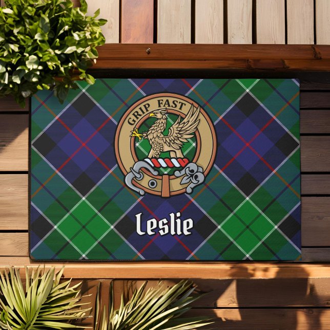Clan Leslie Wappen über Jagd Tartan Fußmatte (Von Creator hochgeladen)