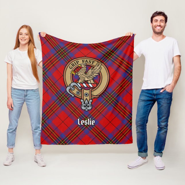 Clan Leslie Wappen über Red Tartan Fleecedecke (Beispiel)