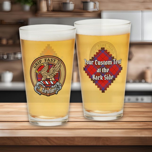 Clan Leslie Wappen über Red Tartan Glas (Von Creator hochgeladen)
