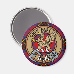 Clan Leslie Wappen über Red Tartan Magnet