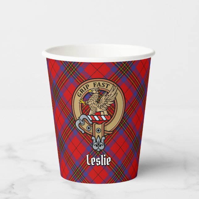 Clan Leslie Wappen über Red Tartan Pappbecher (Vorderseite)