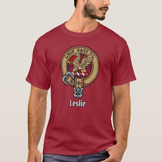 Clan Leslie Wappen über Red Tartan T-Shirt (Vorderseite)
