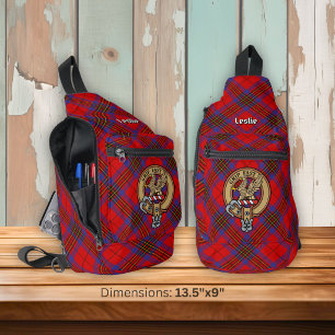 Clan Leslie-Wappen über rotem Tartan Crossbody Bag