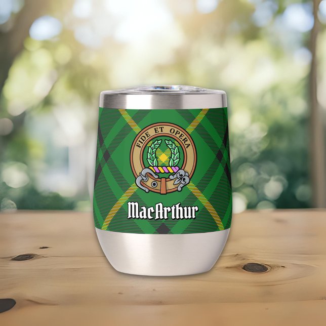 Clan MacArthur Wappen über Tartan (Von Creator hochgeladen)