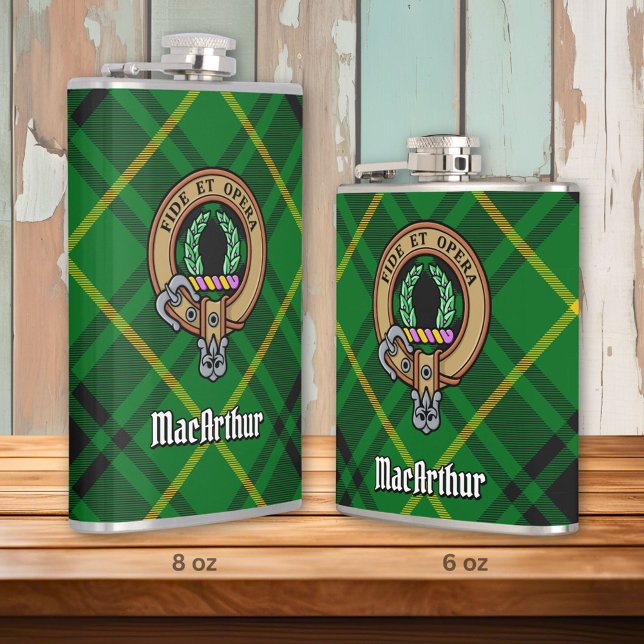 Clan MacArthur Wappen über Tartan Flachmann (Von Creator hochgeladen)