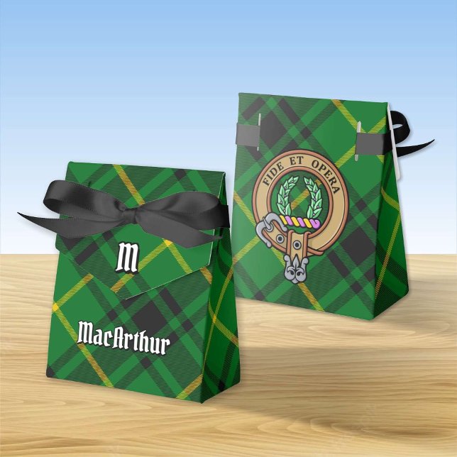 Clan MacArthur Wappen über Tartan Geschenkschachtel (Von Creator hochgeladen)
