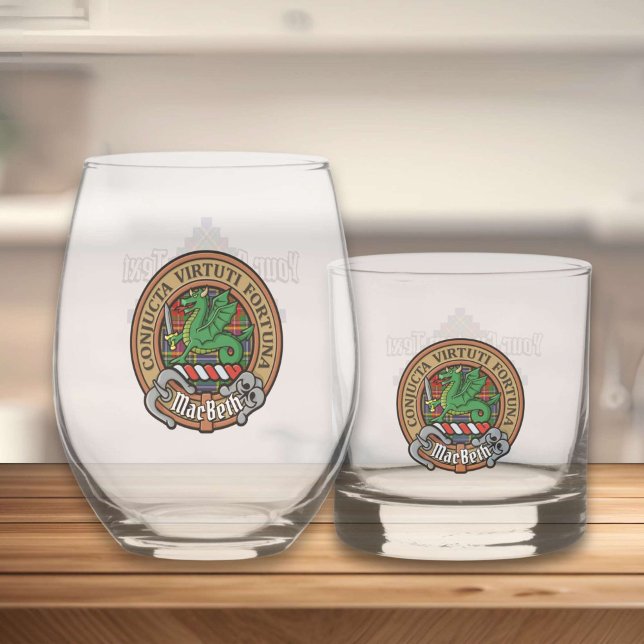 Clan MacBeth Wappen über Tartan Whiskyglas (Von Creator hochgeladen)