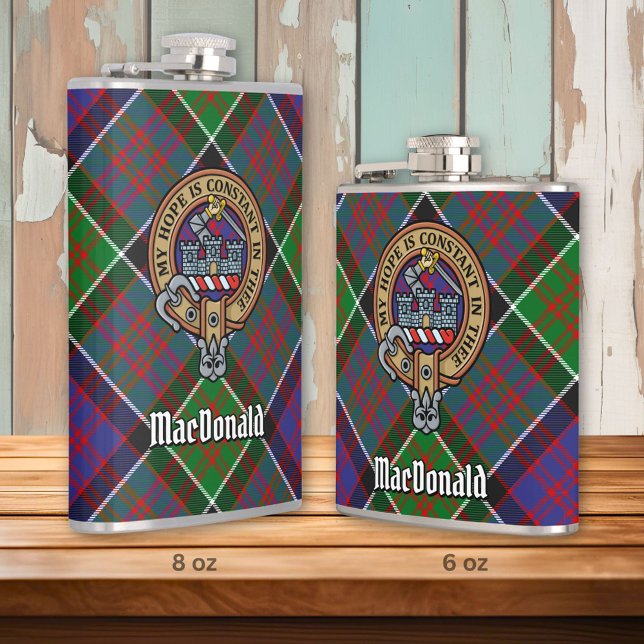Clan MacDonald von Clanranald Wappen über Tartan Flachmann (Von Creator hochgeladen)