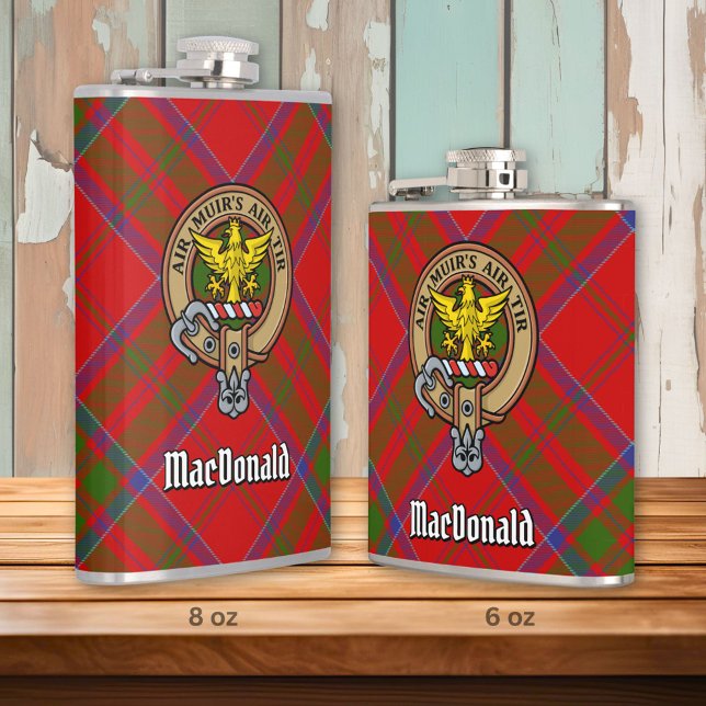 Clan MacDonald von Keppoch Wappen über Tartan Flachmann (Von Creator hochgeladen)