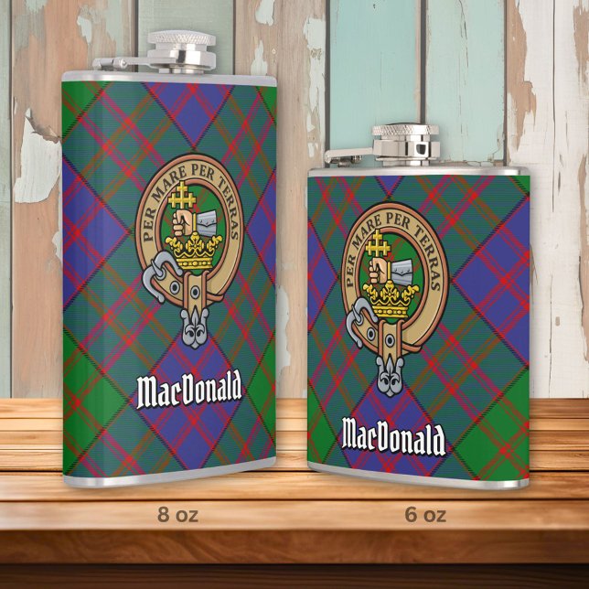 Clan MacDonald Wappen über Tartan Flachmann (Von Creator hochgeladen)