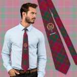 Clan MacDougall Wappen über Tartan Krawatte<br><div class="desc">Clan MacDougall Wappen Abzeichen umgeben von einem Gurt und Schnalle über tartan Hintergrund. Eigener Text.</div>