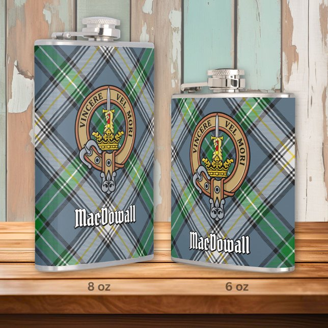 Clan MacDowall Wappen über Tartan Flachmann (Von Creator hochgeladen)