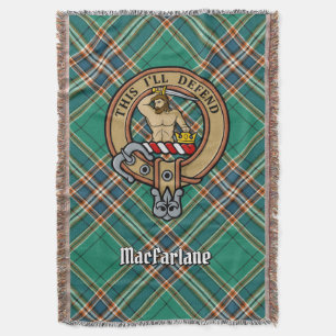 Clan MacFarlane Wappen über altem Jagdtartan Decke