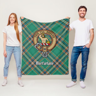 Clan MacFarlane Wappen über antikes Jagdtartan Fleecedecke