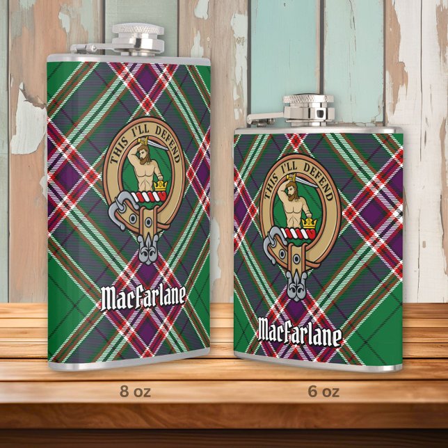 Clan MacFarlane Wappen über Modern Hunting Tartan Flachmann (Von Creator hochgeladen)