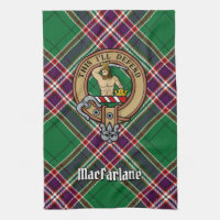 Clan MacFarlane Wappen über Modern Hunting Tartan