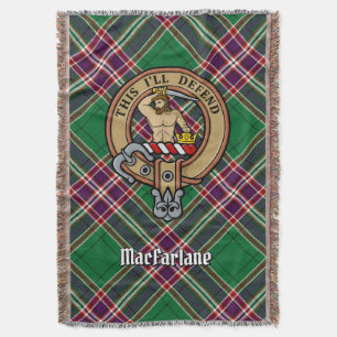 Clan MacFarlane Wappen über modernem Jagdtartan Decke