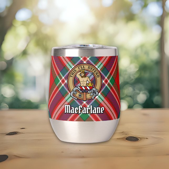 Clan MacFarlane Wappen über Red Tartan (Von Creator hochgeladen)