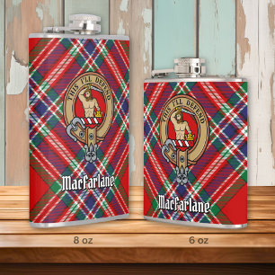 Clan MacFarlane Wappen über Red Tartan Flachmann