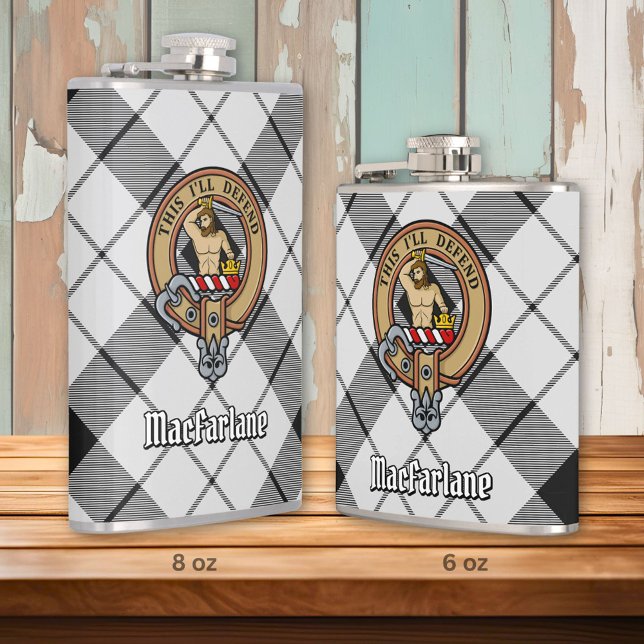 Clan MacFarlane Wappen über Schwarz-Weiß-Tartan Flachmann (Von Creator hochgeladen)