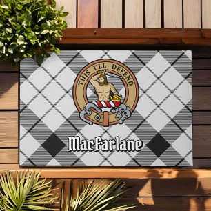 Clan MacFarlane Wappen über Schwarz-Weiß-Tartan Fußmatte