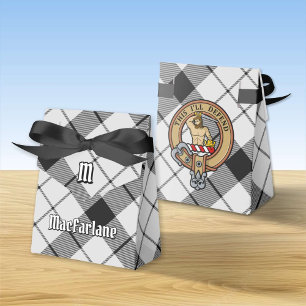 Clan MacFarlane Wappen über Schwarz-Weiß-Tartan Geschenkschachtel