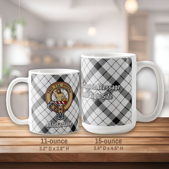 Clan MacFarlane Wappen über Schwarz-Weiß-Tartan Kaffeetasse (Von Creator hochgeladen)