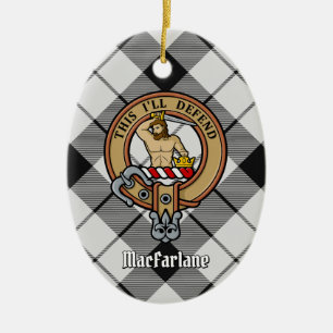 Clan MacFarlane Wappen über Schwarz-Weiß-Tartan Keramik Ornament