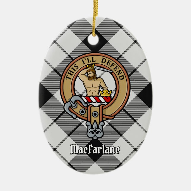 Clan MacFarlane Wappen über Schwarz-Weiß-Tartan Keramik Ornament (Vorne)