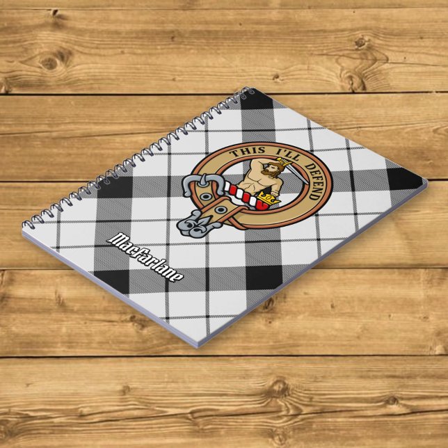 Clan MacFarlane Wappen über Schwarz-Weiß-Tartan Notizblock (Von Creator hochgeladen)