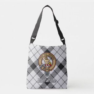Clan MacFarlane Wappen über Schwarz-Weiß-Tartan Tragetaschen Mit Langen Trägern