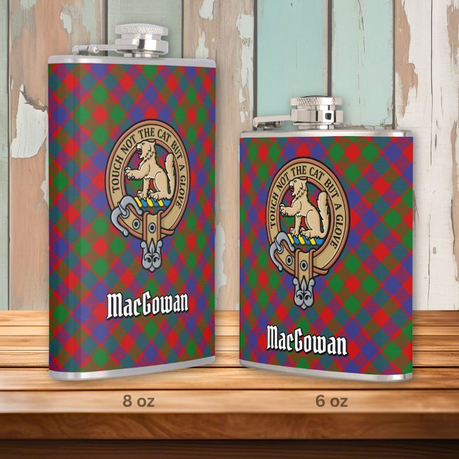 Clan MacGowan Wappen über Tartan Flachmann (Von Creator hochgeladen)