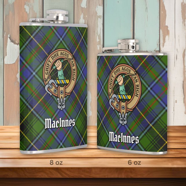 Clan MacInnes Wappen über Tartan Flachmann (Von Creator hochgeladen)