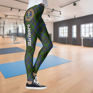 Clan MacInnes Wappen über Tartan Leggings