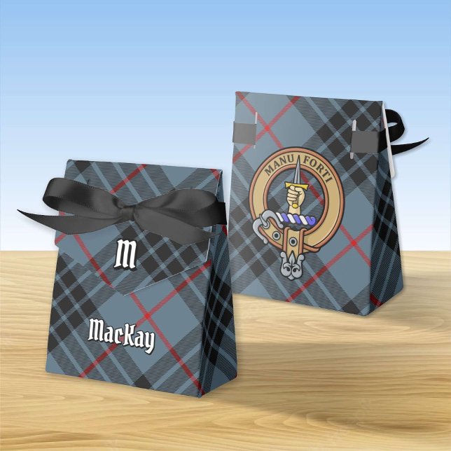 Clan MacKay Wappen über Blue Tartan Geschenkschachtel (Von Creator hochgeladen)
