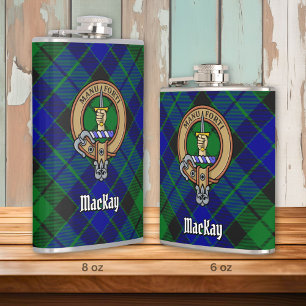 Clan MacKay Wappen über Tartan Flachmann