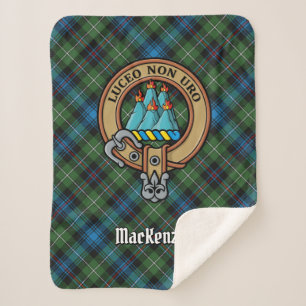Clan MacKenzie Wappen über Tartan Sherpadecke