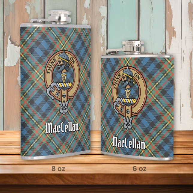 Clan MacLellan-Wappen über altem Tartan Flachmann (Von Creator hochgeladen)