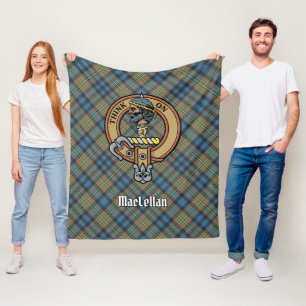 Clan MacLellan-Wappen über altem Tartan Fleecedecke