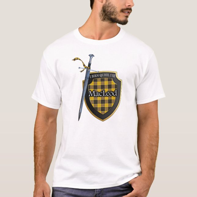 Clan MacLeod Tartan Scottish Shield & Sword T-Shirt (Vorderseite)