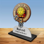 Clan MacLeod von Raasay Wappen über Tartan Cutout Freistehende Fotoskulptur<br><div class="desc">Clan MacLeod vom Raasay Wappen Abzeichen umgeben von einem Gurt und Schnalle über dem Hintergrund tartan. Eigener Text.</div>