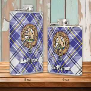 Clan MacPherson Wappen über Blue Dress Tartan Flachmann