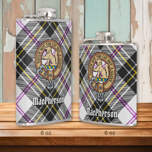 Clan MacPherson Wappen über Dress Tartan Flachmann