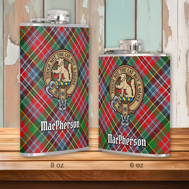 Clan MacPherson Wappen über Tartan Flachmann (Von Creator hochgeladen)