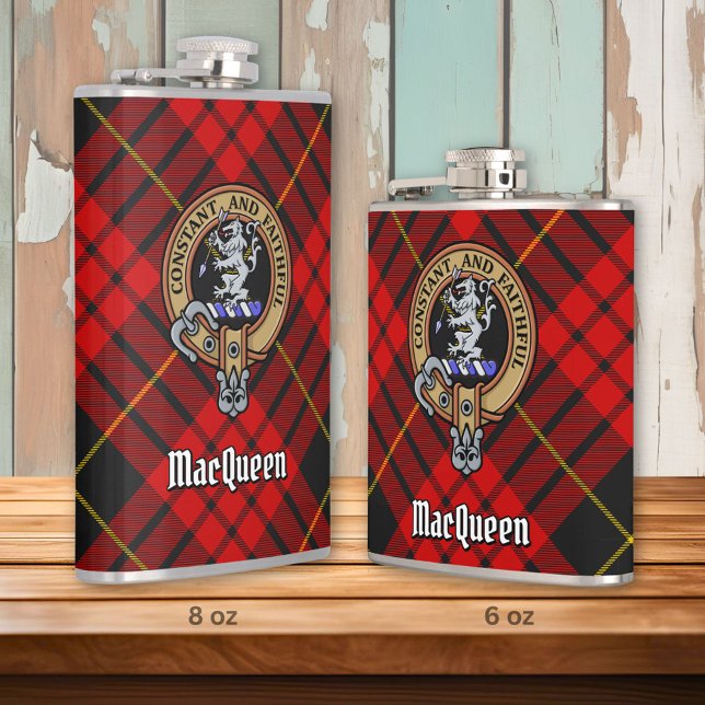 Clan MacQueen Crest über Tartan Flachmann (Von Creator hochgeladen)