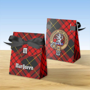 Clan MacQueen Crest über Tartan Geschenkschachtel