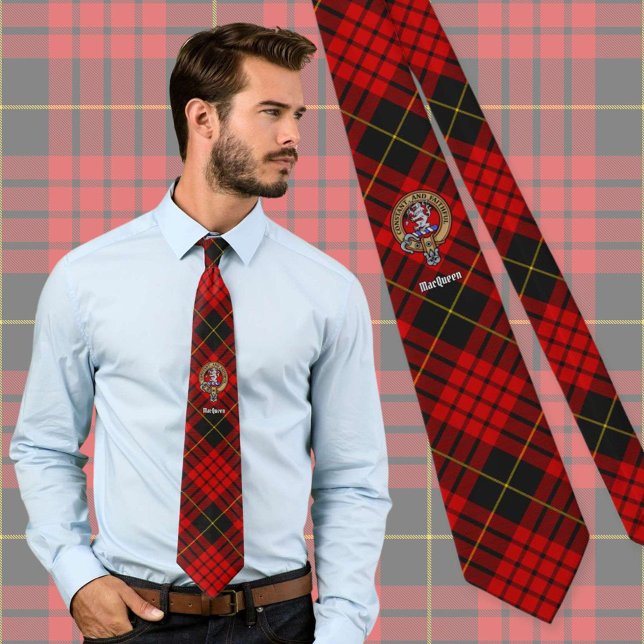 Clan MacQueen Crest über Tartan Krawatte (Von Creator hochgeladen)
