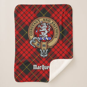 Clan MacQueen Crest über Tartan Sherpadecke