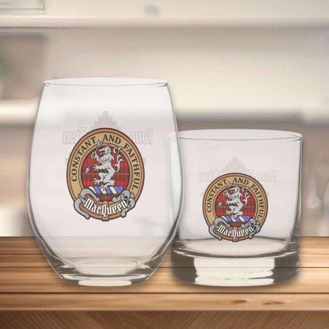 Clan MacQueen Crest über Tartan Whiskyglas (Von Creator hochgeladen)